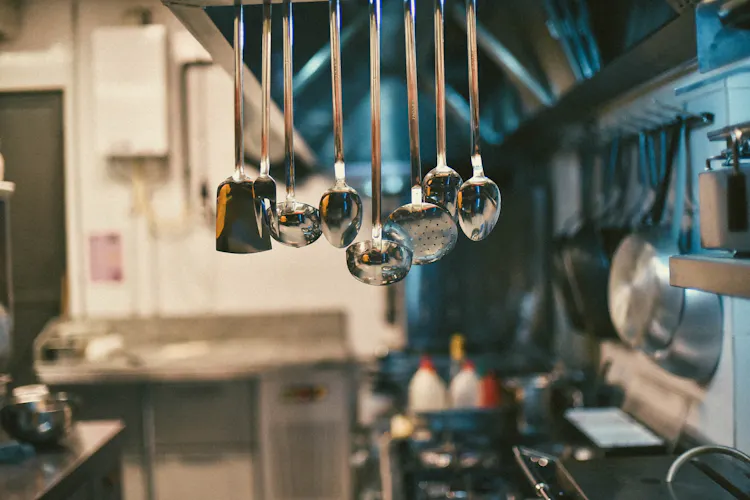 Commercial kitchen exhaust fan and rooftop ventilation system